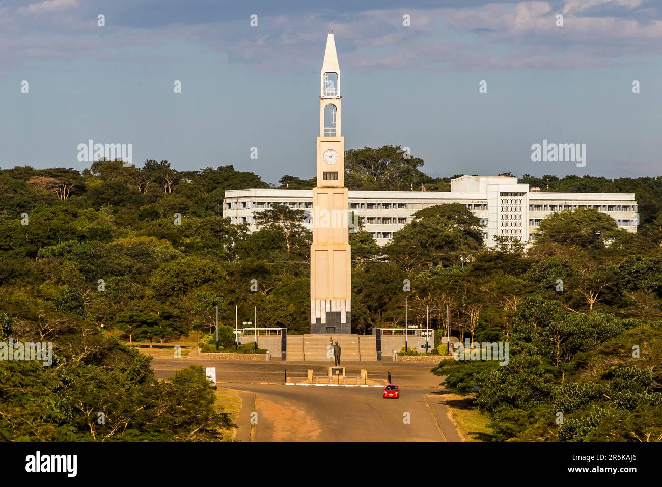 Memorial War Tower, Lilongwe. Memorial honoring all soldiers and civilians who died in World War I, World War II, and other military operations inside and outside Malawi. In front of it the statue of the first President of Malawi, Dr. Hastings Kamuzu Banda in Lilongwe, Malawi Stock Photo