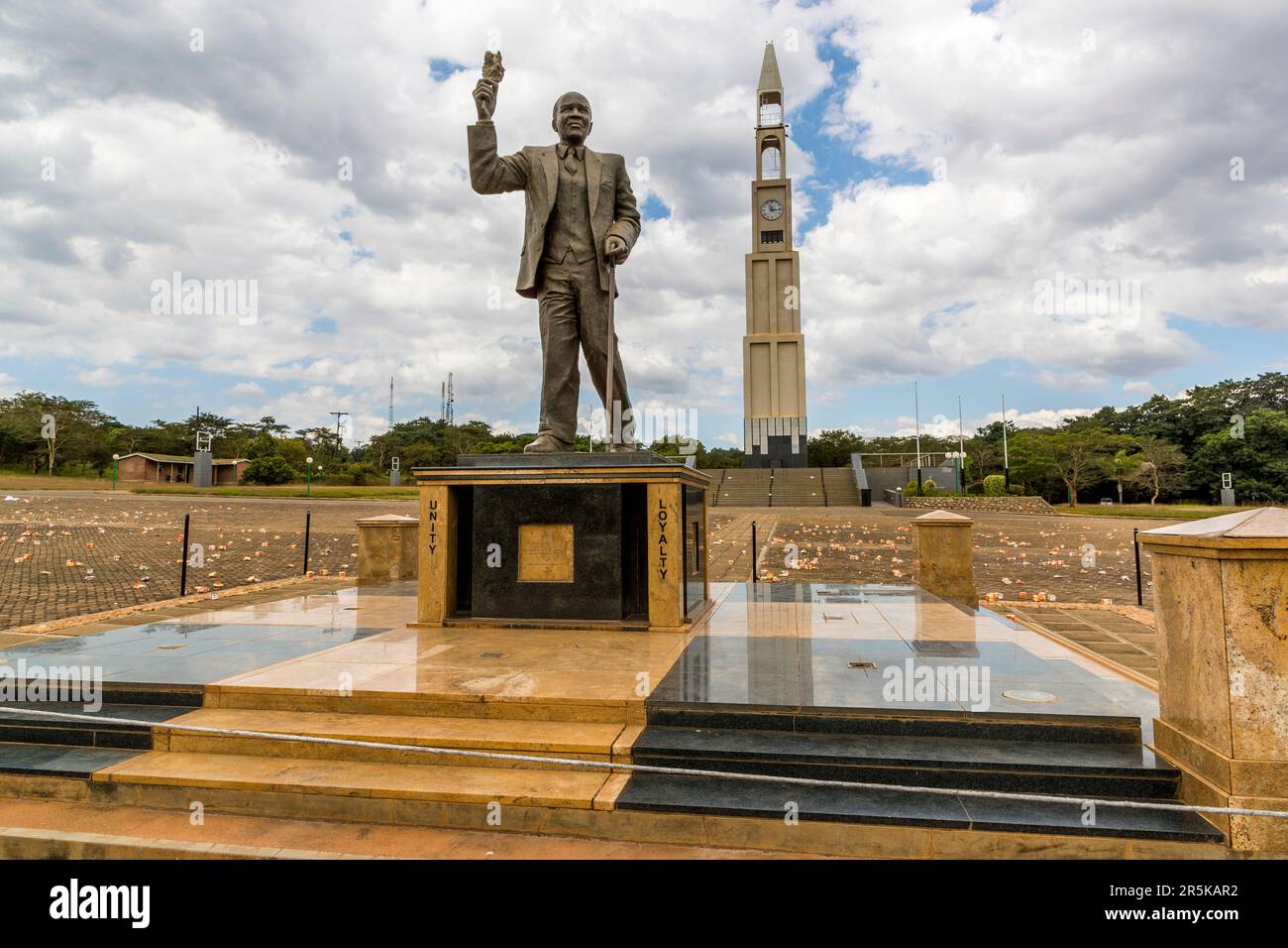 Memorial War Tower, Lilongwe. Memorial honoring all soldiers and civilians who died in World War I, World War II, and other military operations inside and outside Malawi. In the foreground the statue of the first President of Malawi, Dr. Hastings Kamuzu Banda. In memory of his birthday, commemorative ceremonies are held every May 14 at the grave and monument of the first president of Malawi, Dr. Hastings Kamuzu Banda in Lilongwe, Malawi Stock Photo