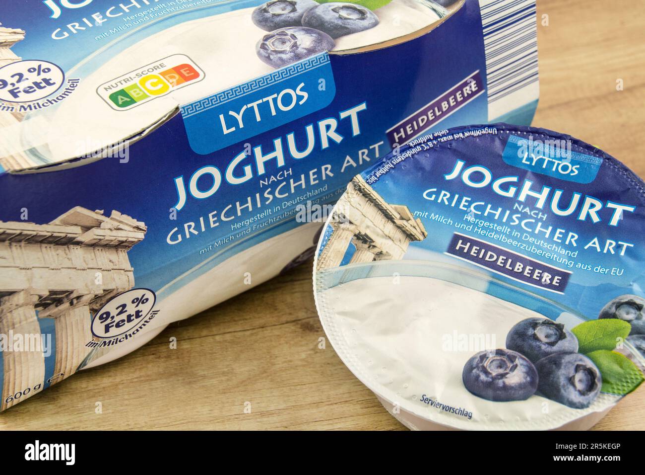 Lyttos Griechischer Joghurt mit Heidelbeeren Stock Photo