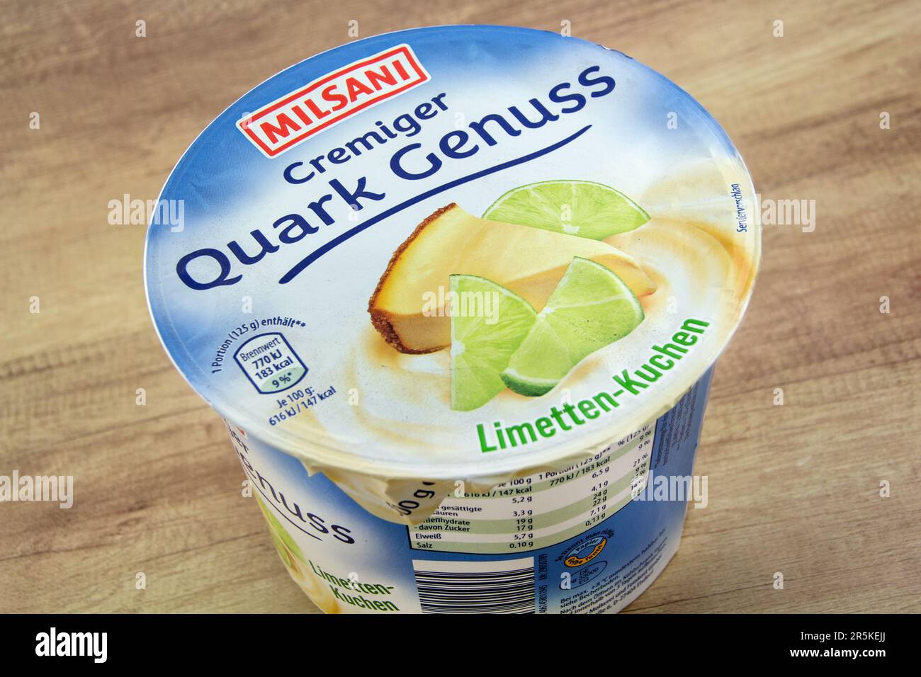 Milsani Cremiger Quark Genuss Limetten Kuchen auf Holz Stock Photo - Alamy