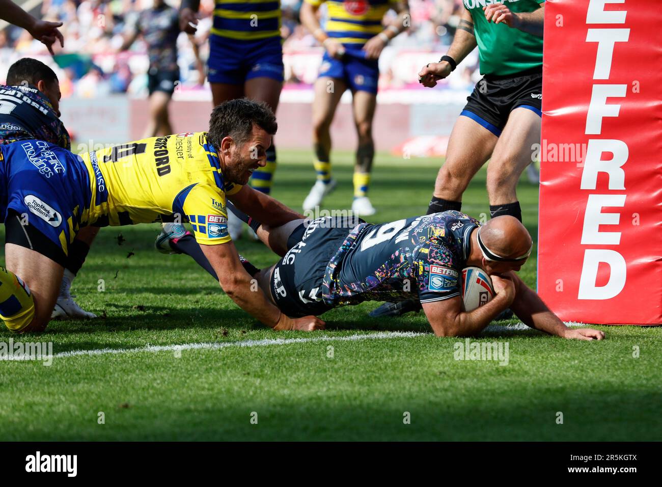 Hull FC’s Danny Houghton scores a try during the Betfred Super League match at St. James' Park, Newcastle upon Tyne. Picture date: Sunday June 4, 2023. Stock Photo