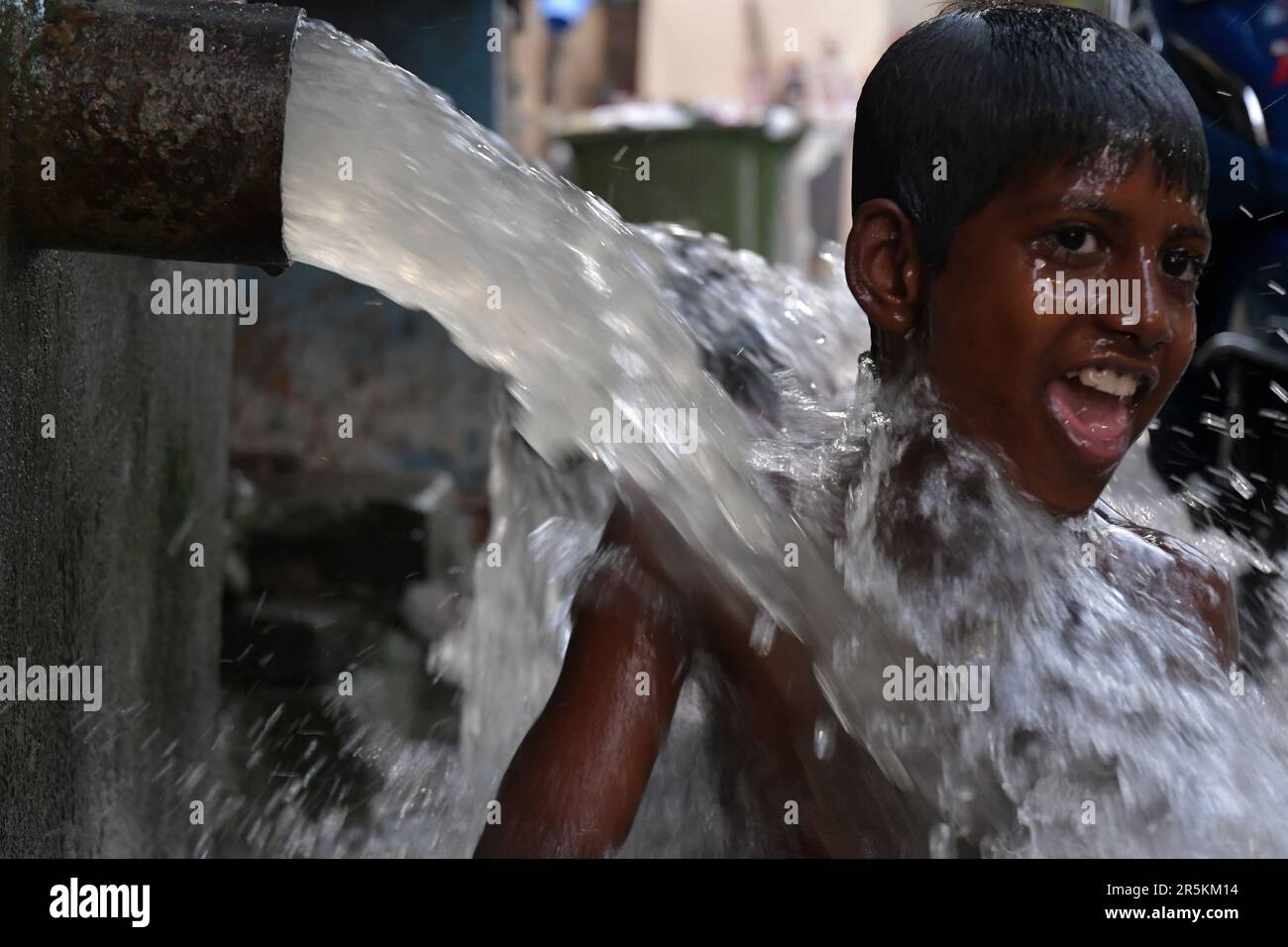 Kolkata, India. 04th June, 2023. A boy is bathing at a roadside municipal tap on a hot summer day. (Photo by Dipayan Bose/SOPA Images/Sipa USA) Credit: Sipa USA/Alamy Live News Stock Photo