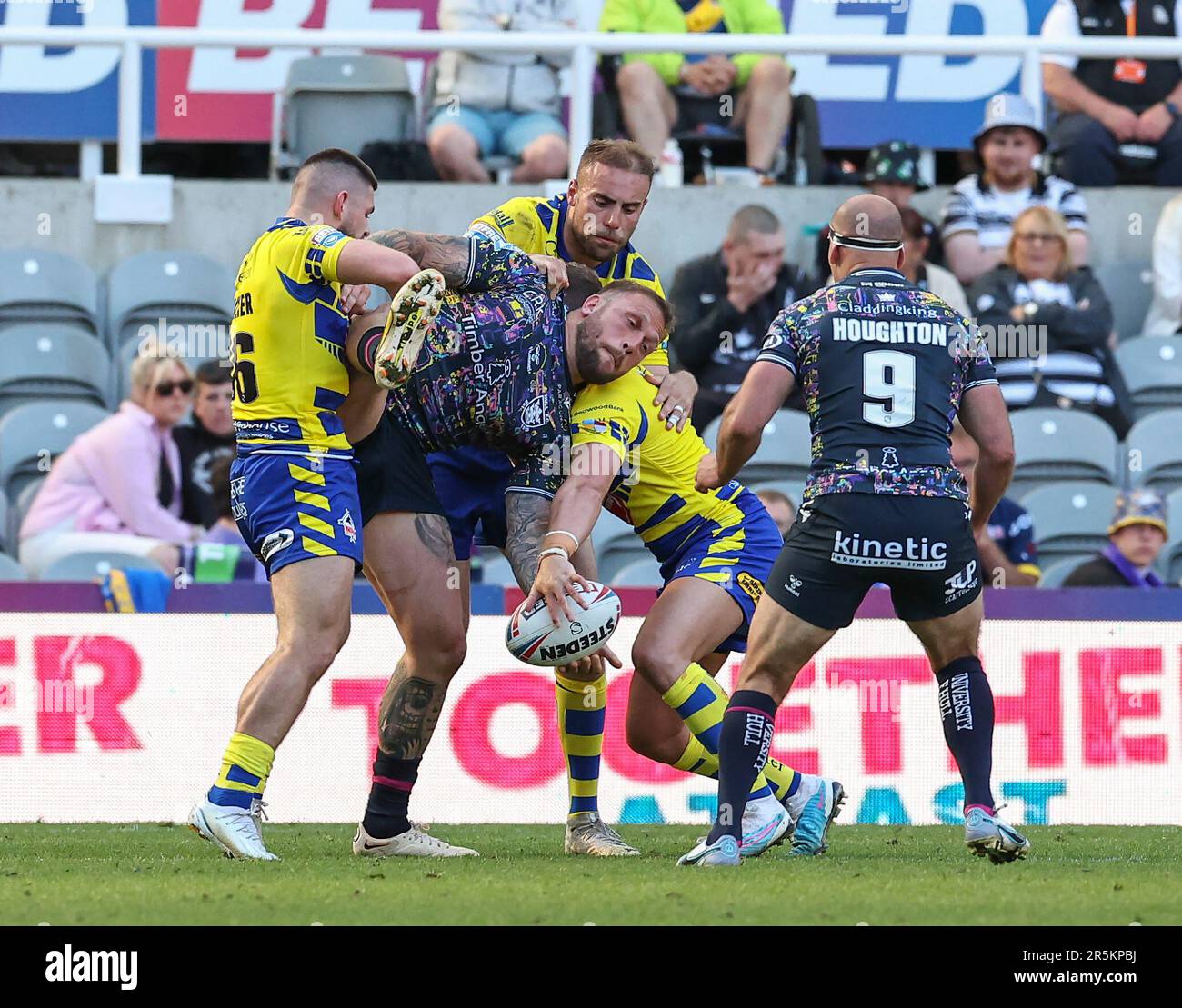 St James Park, Newcastle, UK. 4th June, 2023. Betfred Super League Magic Weekend Rugby League, Hull FC versus Warrington Wolves; Hull FC's Josh Griffin passes the ball as he is tackled by Warrington Wolves Danny Walker James Harrison and Josh Drinkwater Credit: Action Plus Sports/Alamy Live News Stock Photo