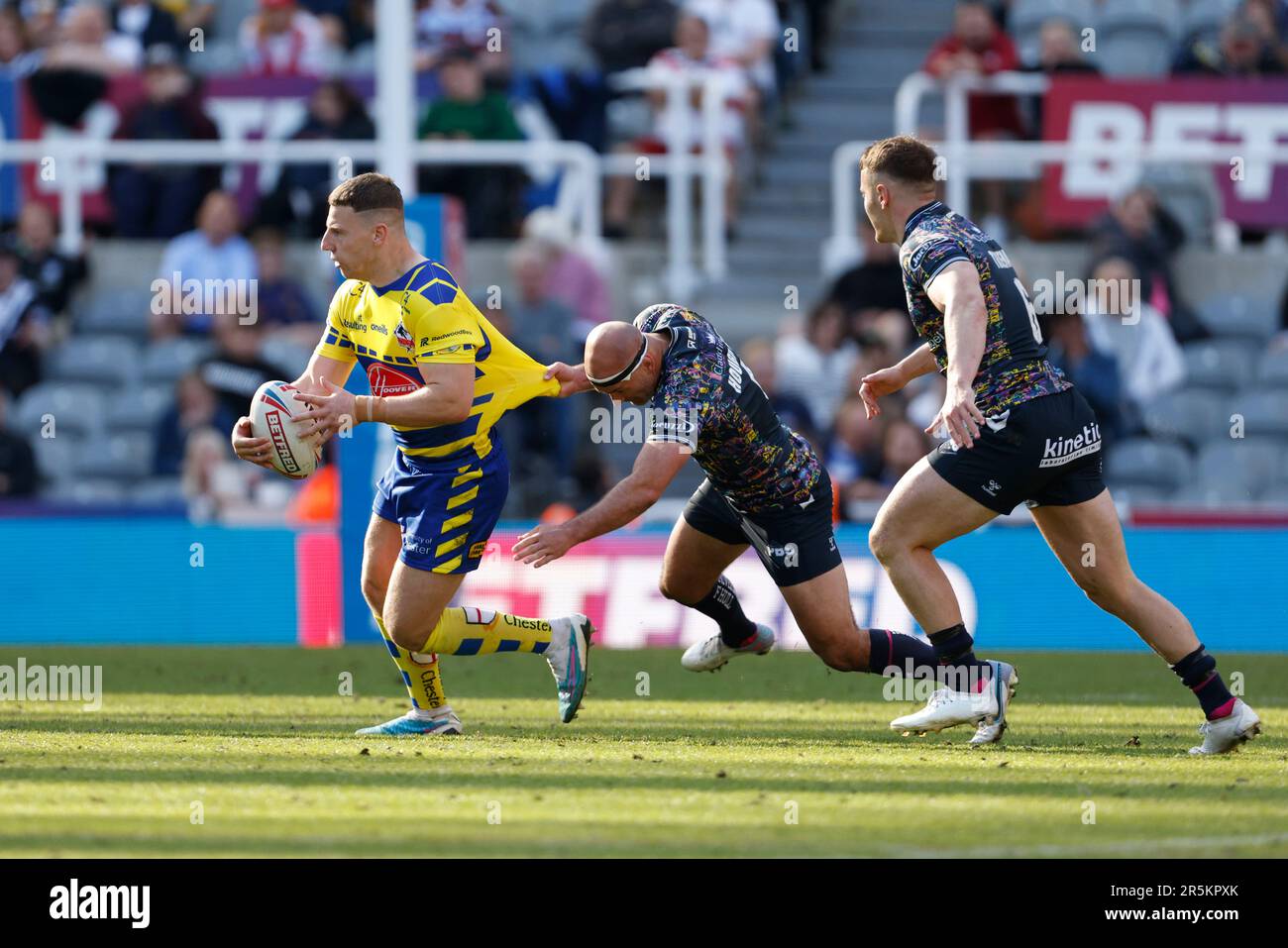 Warrington Wolves’ George Williams is tackled during the Betfred Super League match at St. James' Park, Newcastle upon Tyne. Picture date: Sunday June 4, 2023. Stock Photo