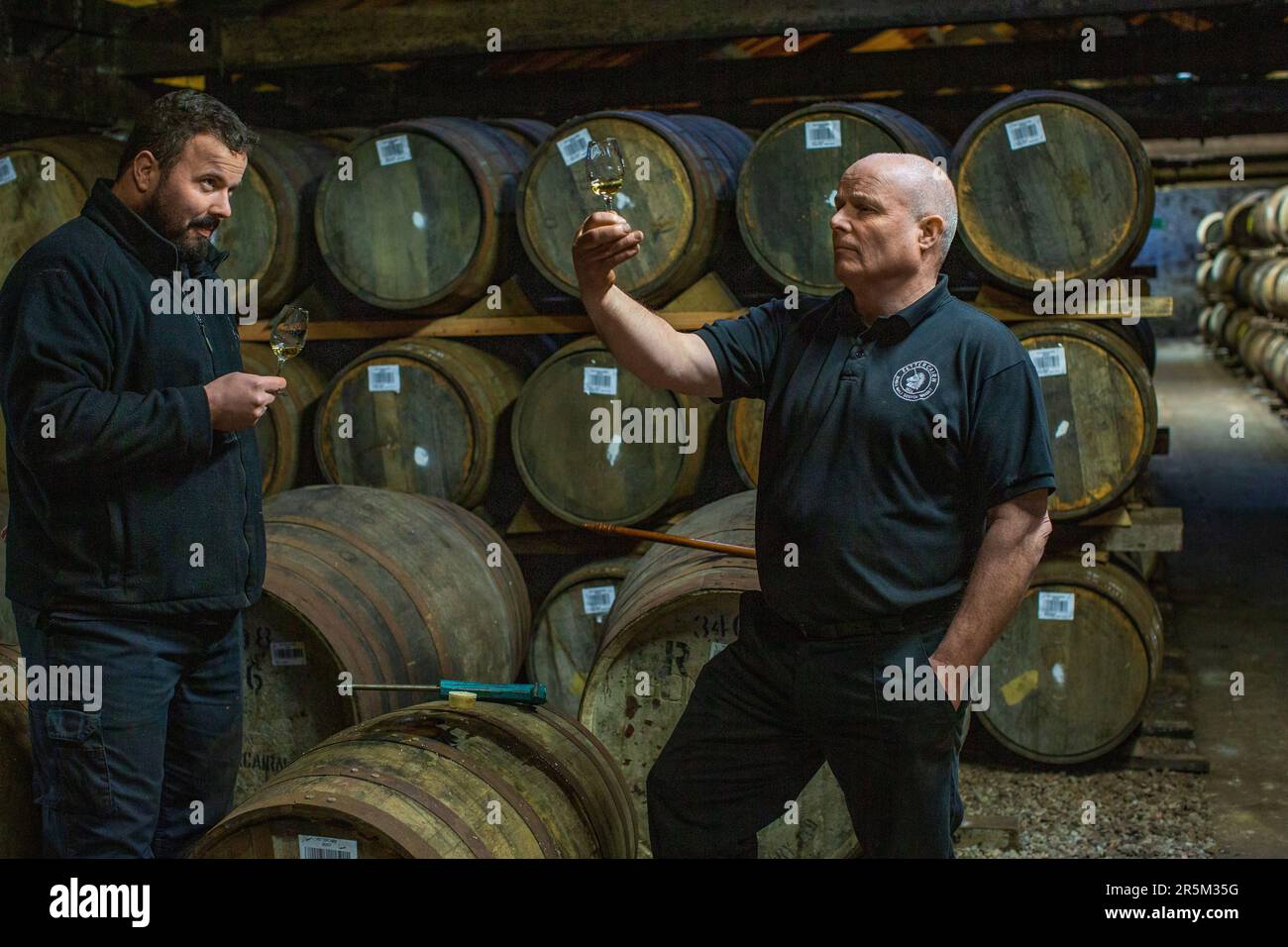 Fettercarin Distillery Stuart Walker tasting whisky at the renowned and  unique dunnage Warehouse 14.  Aberdeenshire , Scotland. Stock Photo