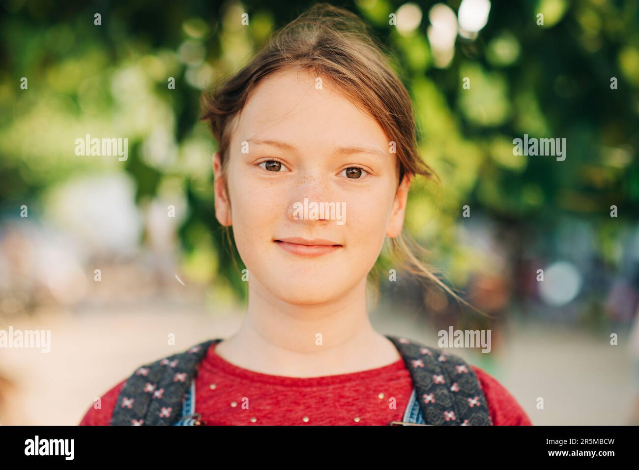 Outdoor close up portrait of cute teenage girl Stock Photo - Alamy