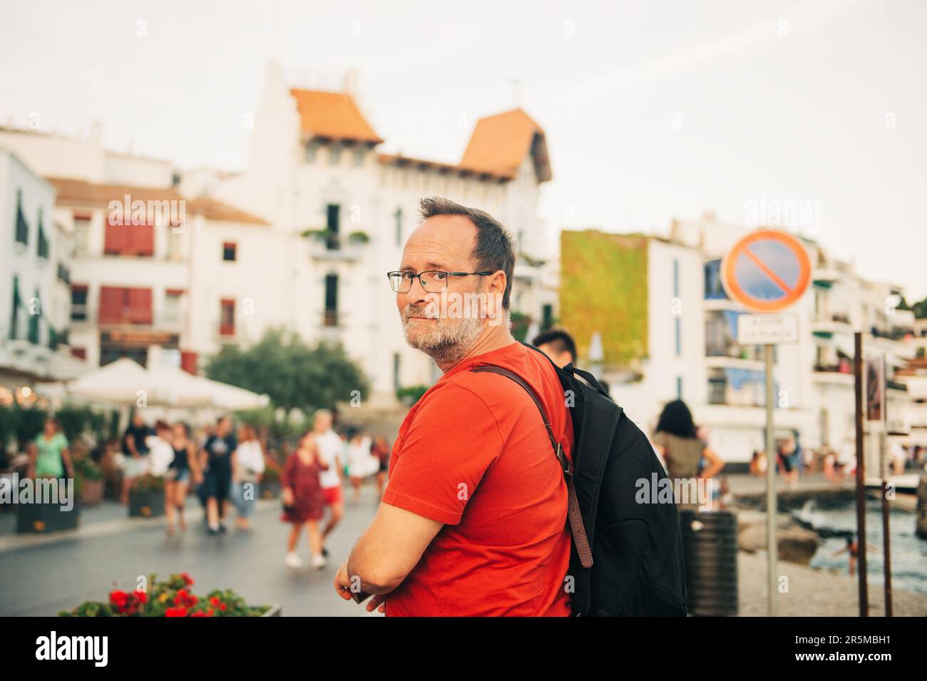 Guy wearing shirt too small hi-res stock photography and images - Alamy