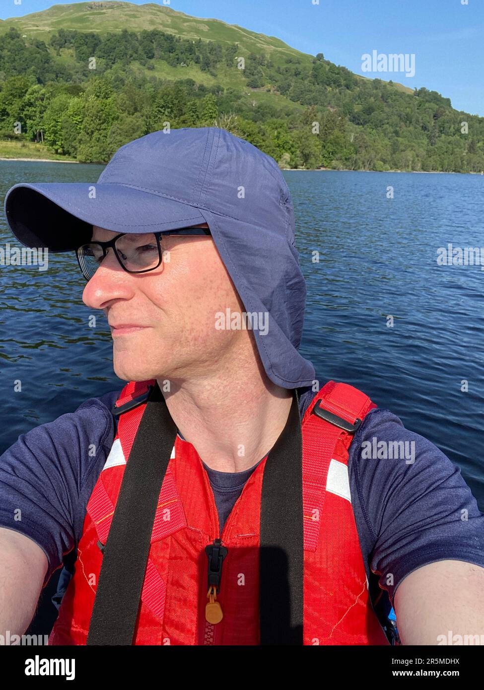 Hat for sun protection covering head and neck with extendable back