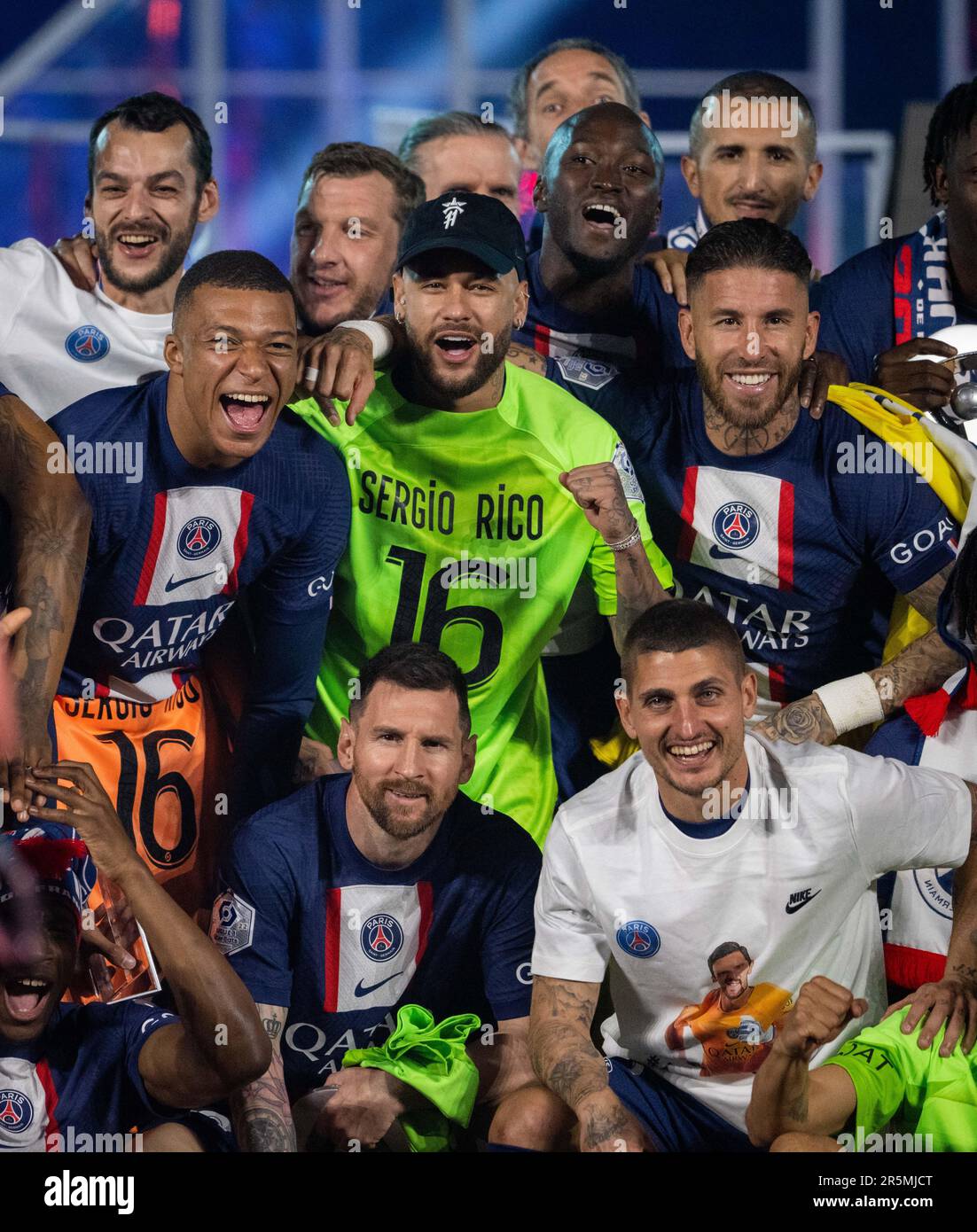 Maillot de foot PSG Signé par Mbappé / Neymar / Hakimi