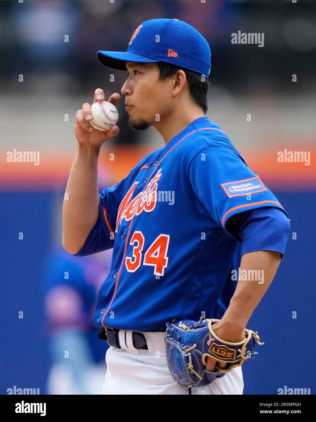 New York Mets starting pitcher Kodai Senga (34) throws in the first