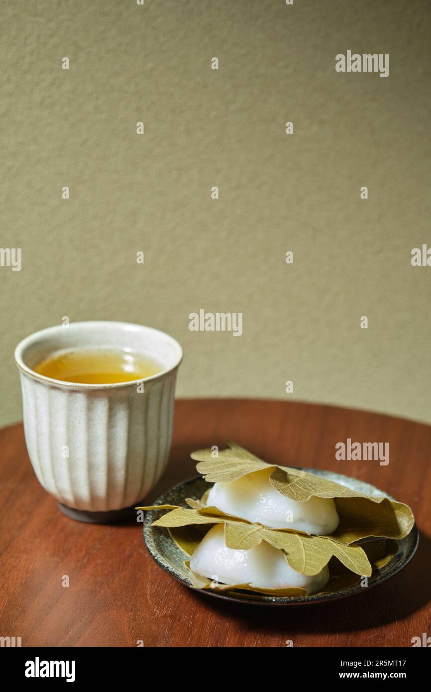Japanese Kashiwa mochi and green tea Stock Photo Alamy