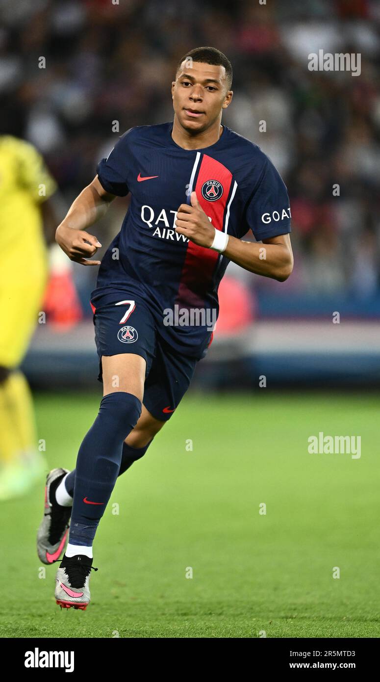 Paris Saint-Germain Nike Home Stadium Shirt 2023-24 with Mbappé 7 printing