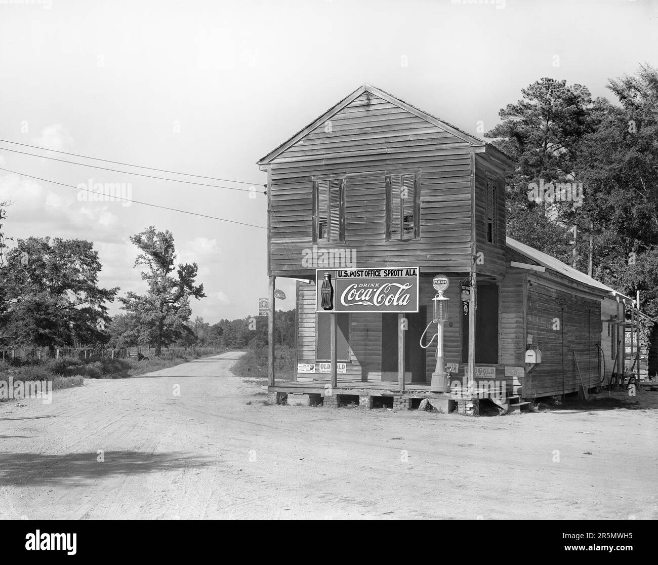 Crossroads Store and Post Office, Sprotts, Alabama, USA, Walker Evans, U.S. Farm Security Administration, 1935 Stock Photo
