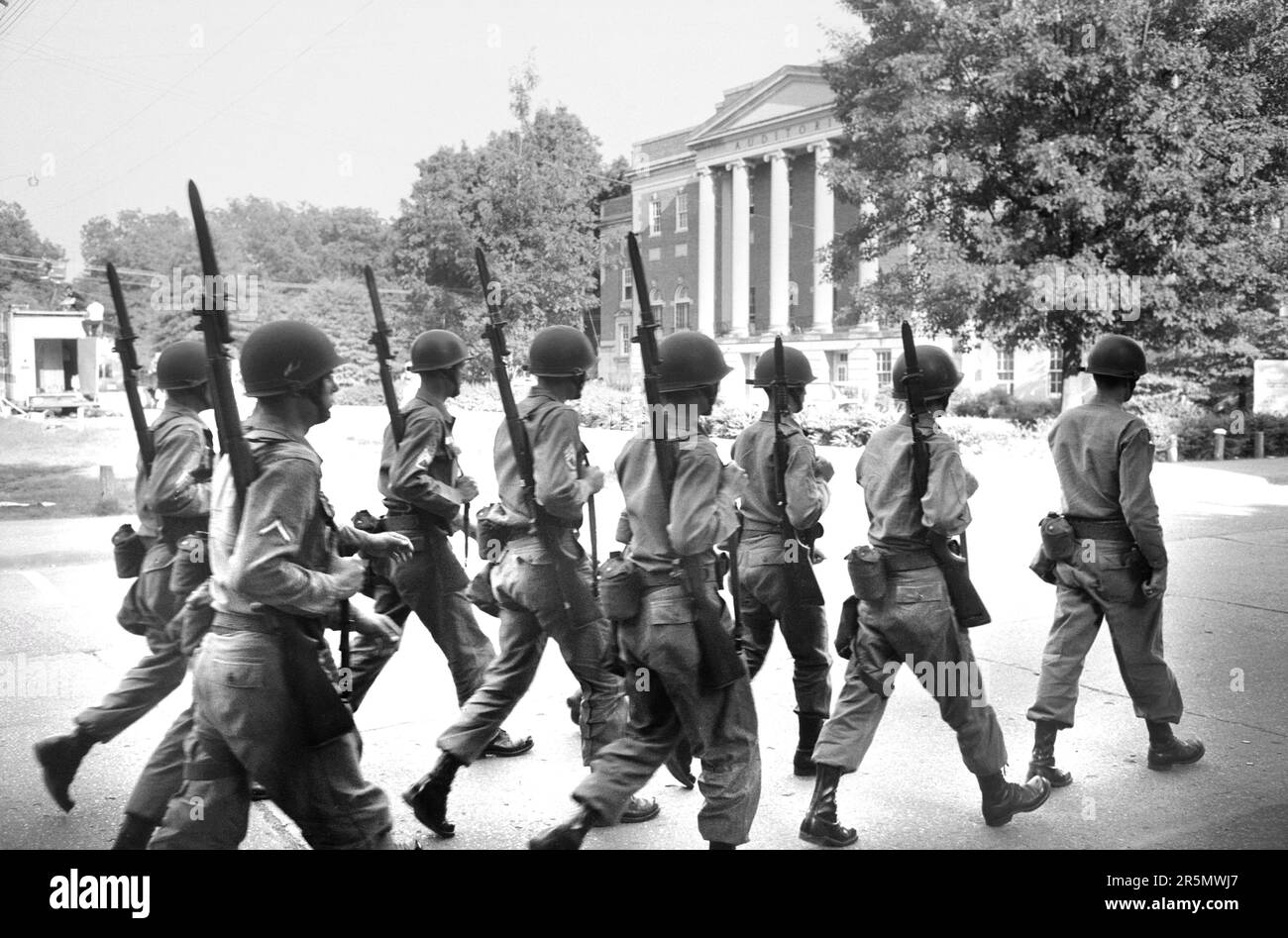 Federalized National Guard Troops on campus when African Americans Vivian Malone and James Hood registered for classed, University of Alabama, Tuscaloosa, Alabama, USA, Warren K. Leffler, U.S. News & World Report Magazine Photograph Collection, June 11, 1963 Stock Photo