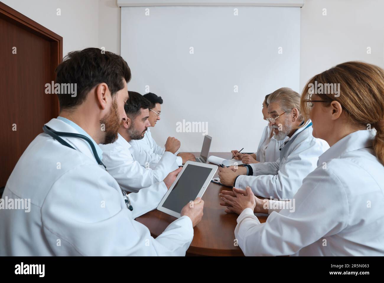 Tablet discussion team doctors hi-res stock photography and images - Alamy