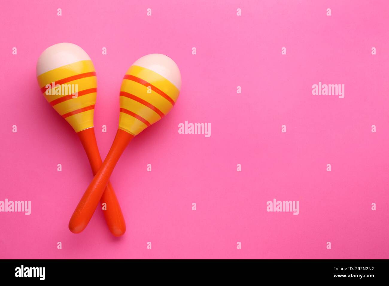 icono aislado de maracas de bebé rosa Imagen Vector de stock - Alamy