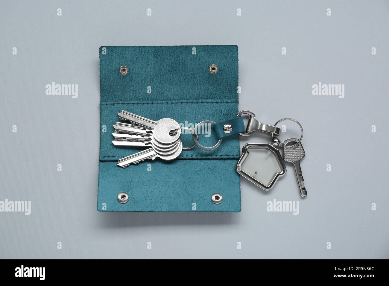 Open leather holder with keys on light grey background, top view Stock Photo
