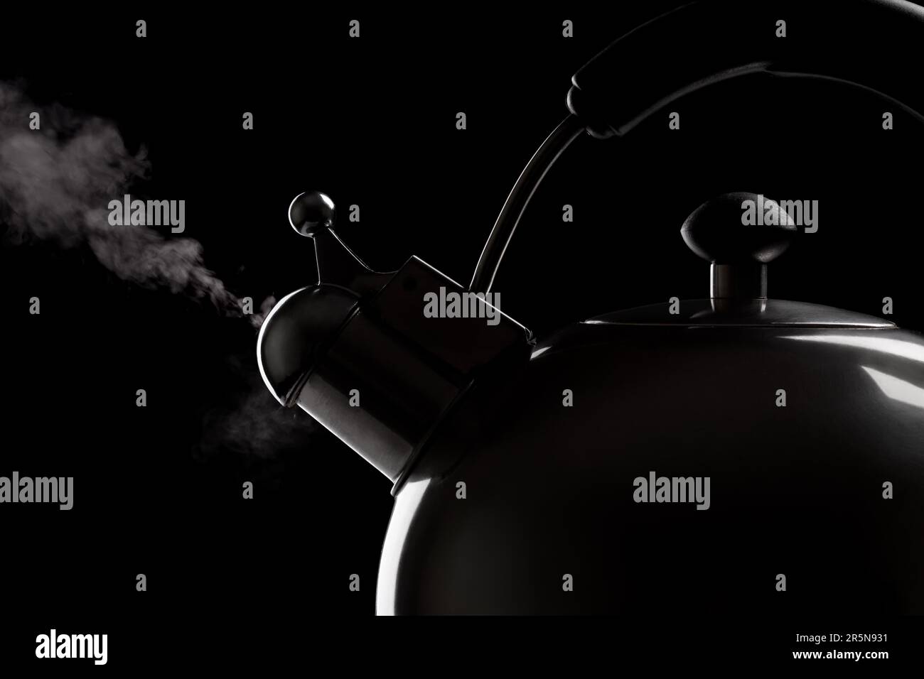 https://c8.alamy.com/comp/2R5N931/tea-kettle-with-boiling-water-over-dark-background-2R5N931.jpg