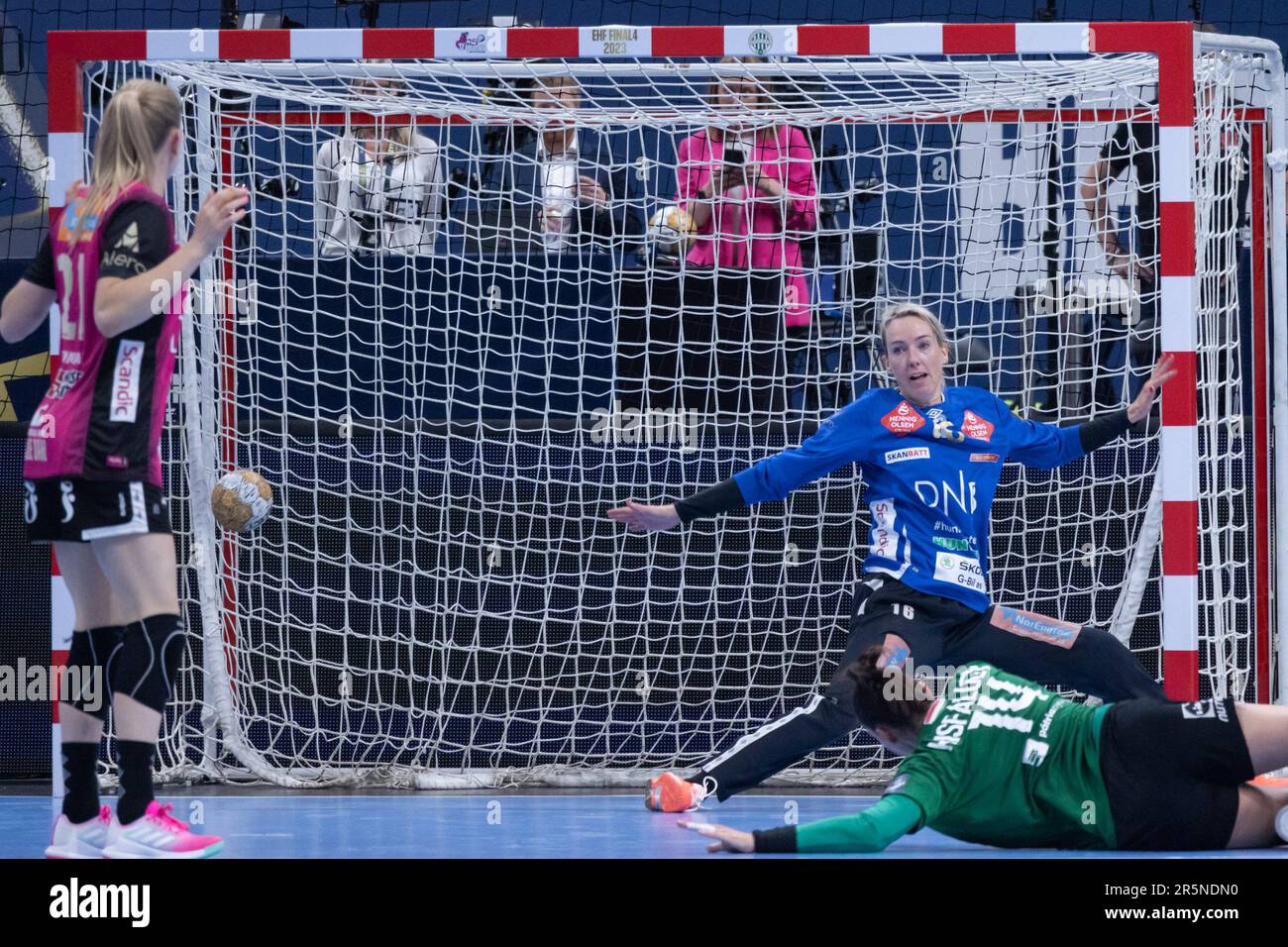Budapest. 4th June, 2023. Katrine Lunde (top R) of Norway's Vipers Kristiansand fails to save a goal during the EHF Women's Champions League final match at the MVM Dome in Budapest, Hungary on June 4, 2023. Norway's Vipers Kristiansand beats Hungary's FTC-Rail Cargo Hungaria with 28-24 in the final match. Credit: Attila Volgyi/Xinhua/Alamy Live News Stock Photo