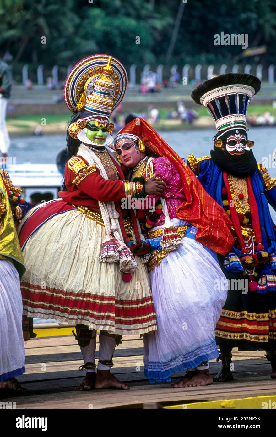 Keksa fohisha yigitlarni sikadi