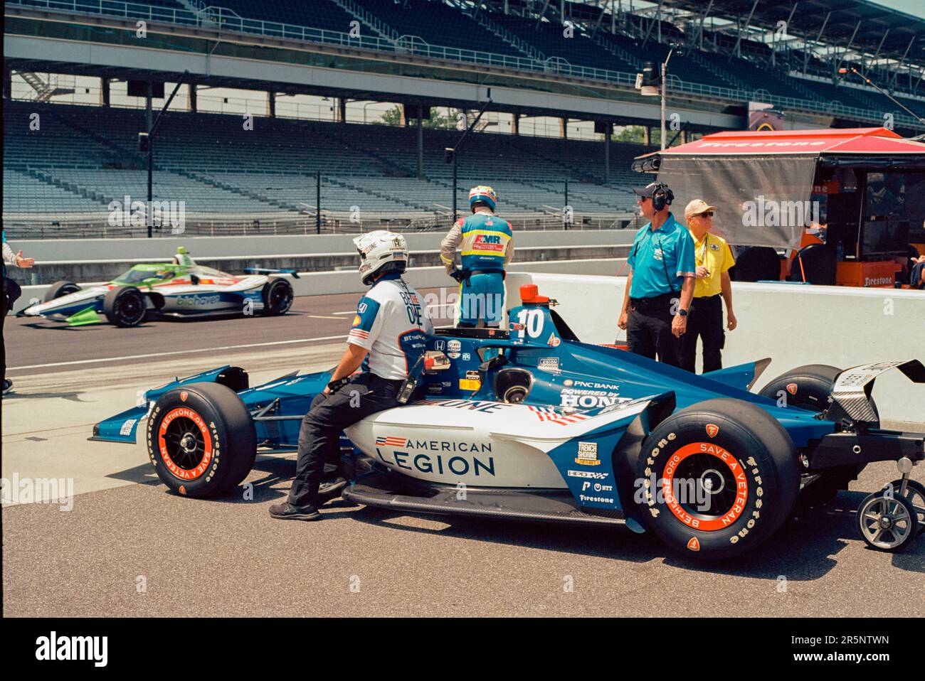 INDIANAPOLIS, INDIANA, UNITED STATES - 2023/05/22: Crews members for Chip Ganassi Racing driver Álex Palou (10) of Spain push his car to pit row during practice for the 2023 Indy 500 at Indianapolis Motor Speedway in Indianapolis. (Photo by Jeremy Hogan/The Bloomingtonian) Stock Photo