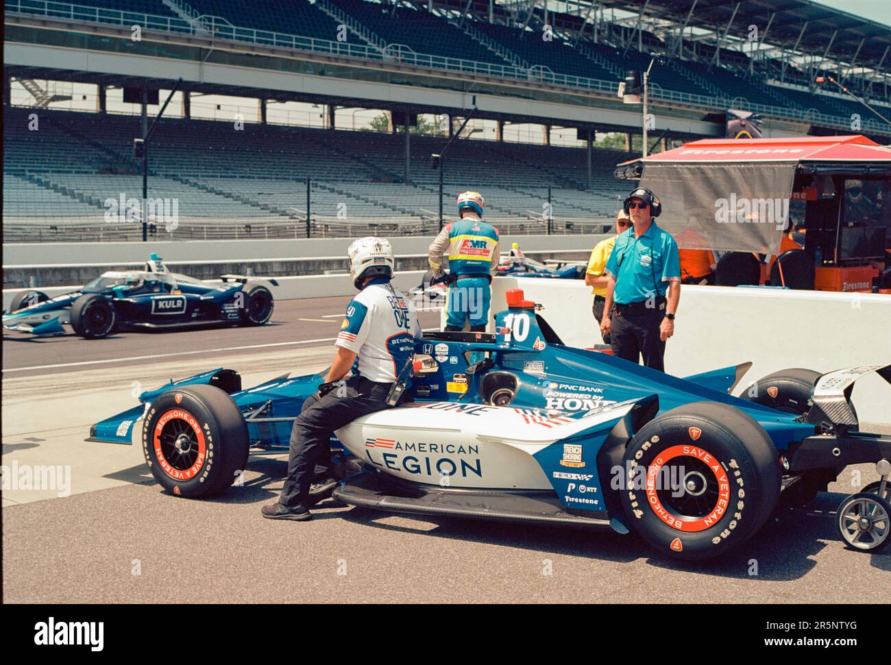 INDIANAPOLIS, INDIANA, UNITED STATES - 2023/05/22: Crews members for Chip Ganassi Racing driver Álex Palou (10) of Spain push his car to pit row during practice for the 2023 Indy 500 at Indianapolis Motor Speedway in Indianapolis. (Photo by Jeremy Hogan/The Bloomingtonian) Stock Photo