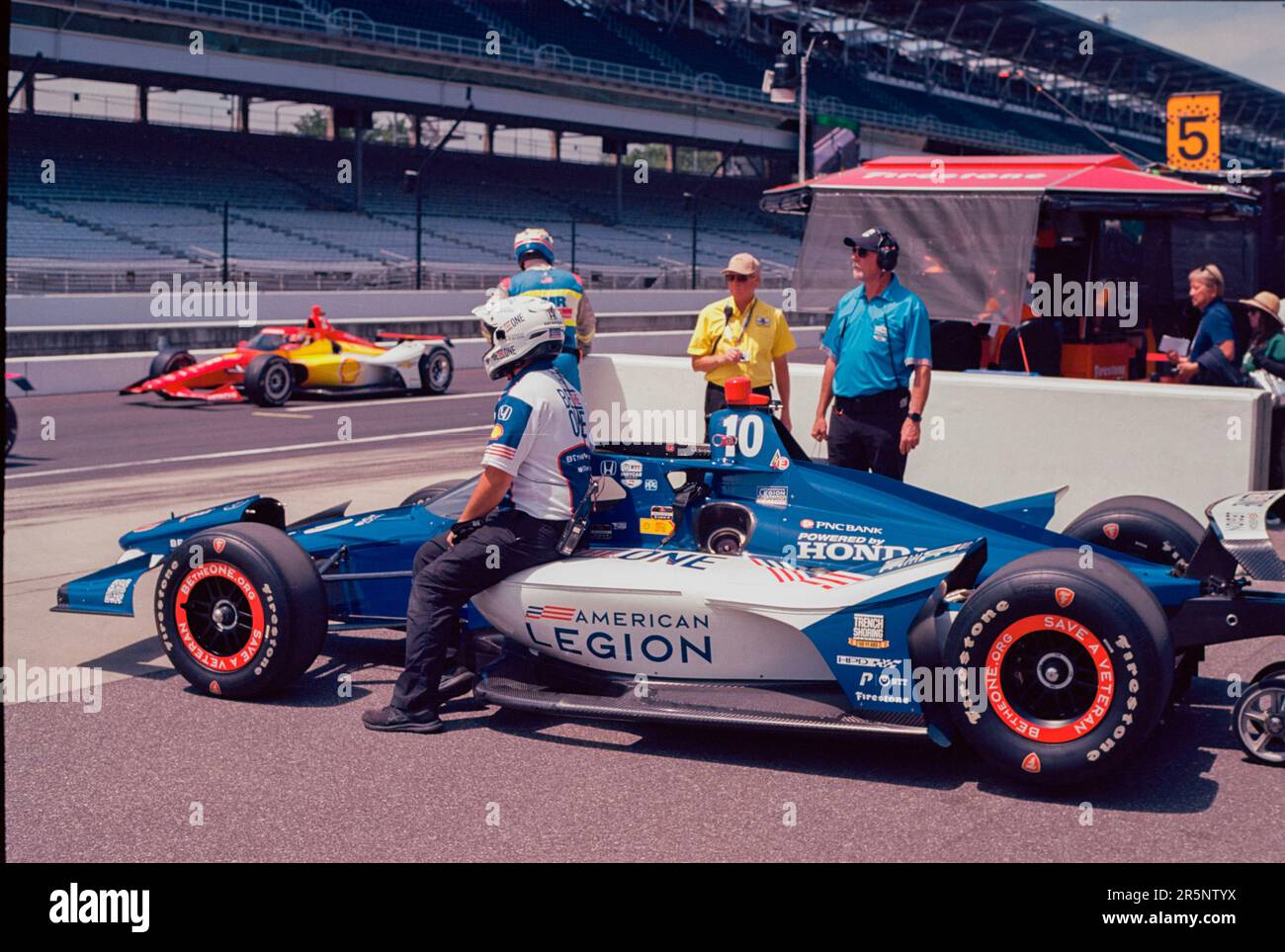 INDIANAPOLIS, INDIANA, UNITED STATES - 2023/05/22: Crew members of Chip Ganassi Racing driver Álex Palou (10) of Spain move his car to pit row during practice for the 2023 Indy 500 at Indianapolis Motor Speedway in Indianapolis. (Photo by Jeremy Hogan/The Bloomingtonian) Stock Photo