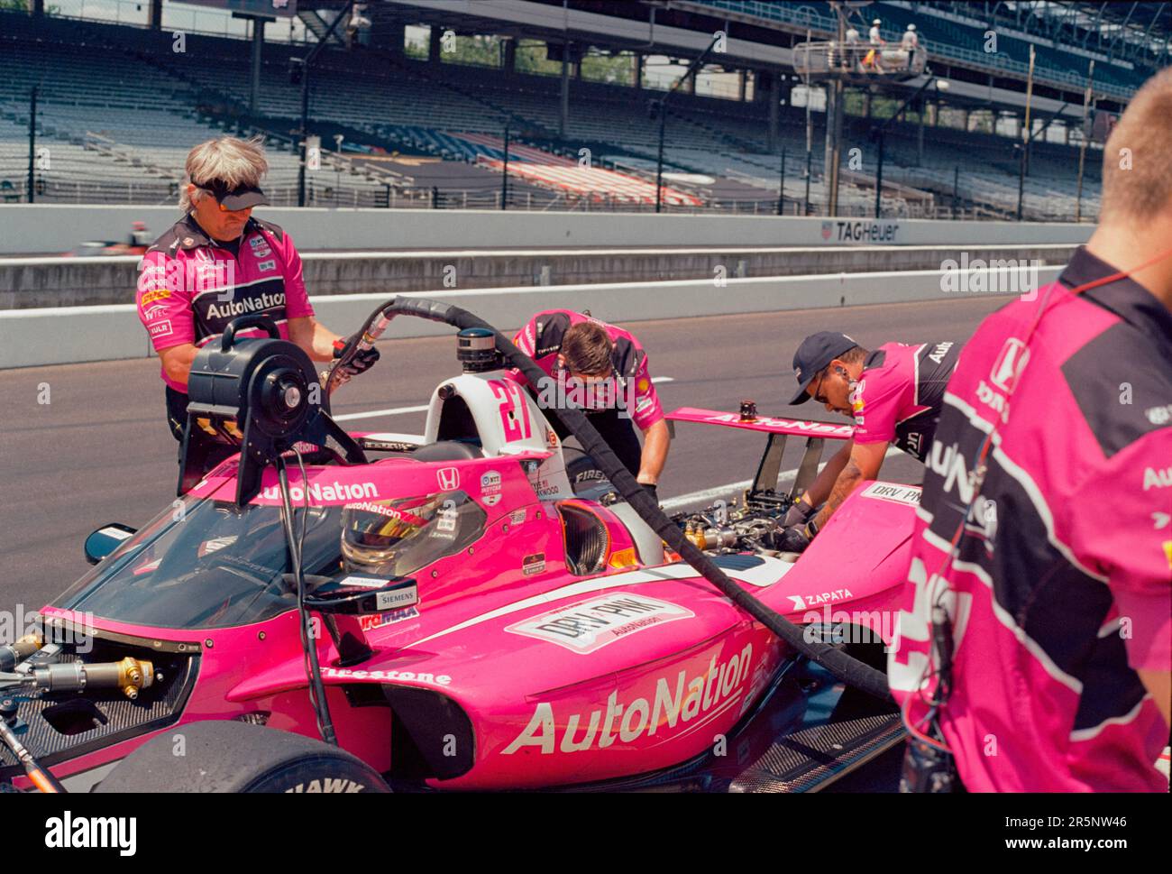 INDIANAPOLIS, INDIANA, UNITED STATES - 2023/05/22: Crew members of  driver Kyle Kirkwood (27) of United States work in pit row during practice for the 2023 Indy 500 at Indianapolis Motor Speedway in Indianapolis. (Photo by Jeremy Hogan/The Bloomingtonian) Stock Photo