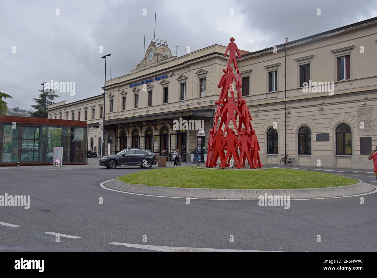 People arriving by car outside La Spezia railway station, Liguria, Italy, April 2023 Stock Photo