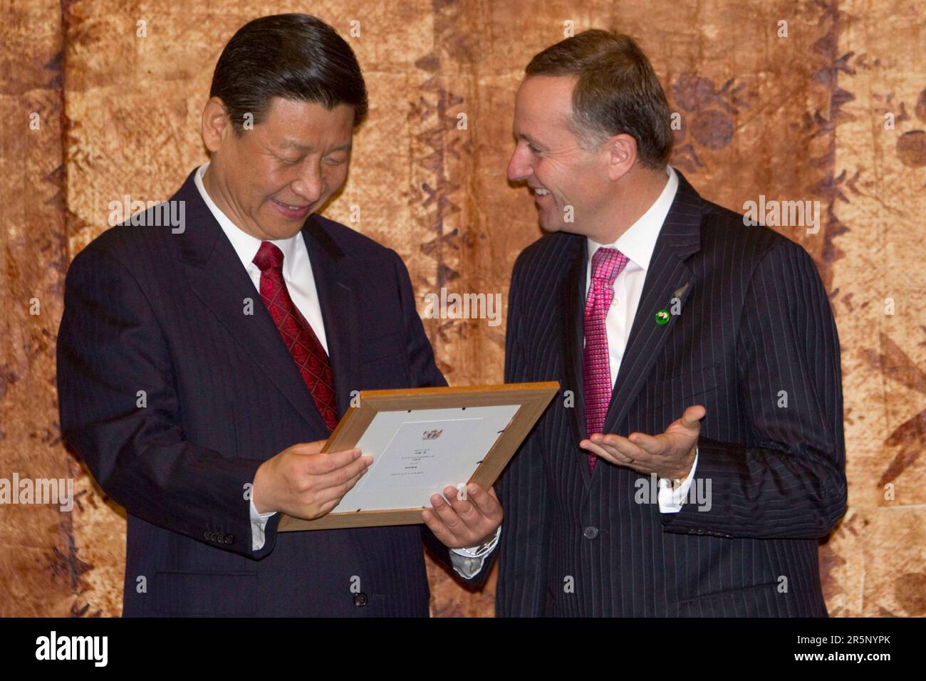 His Excellency Mr Xi Jinping, Vice President of the People's Republic of China,  is presented with a photography by Prime Minister John Key Stock Photo