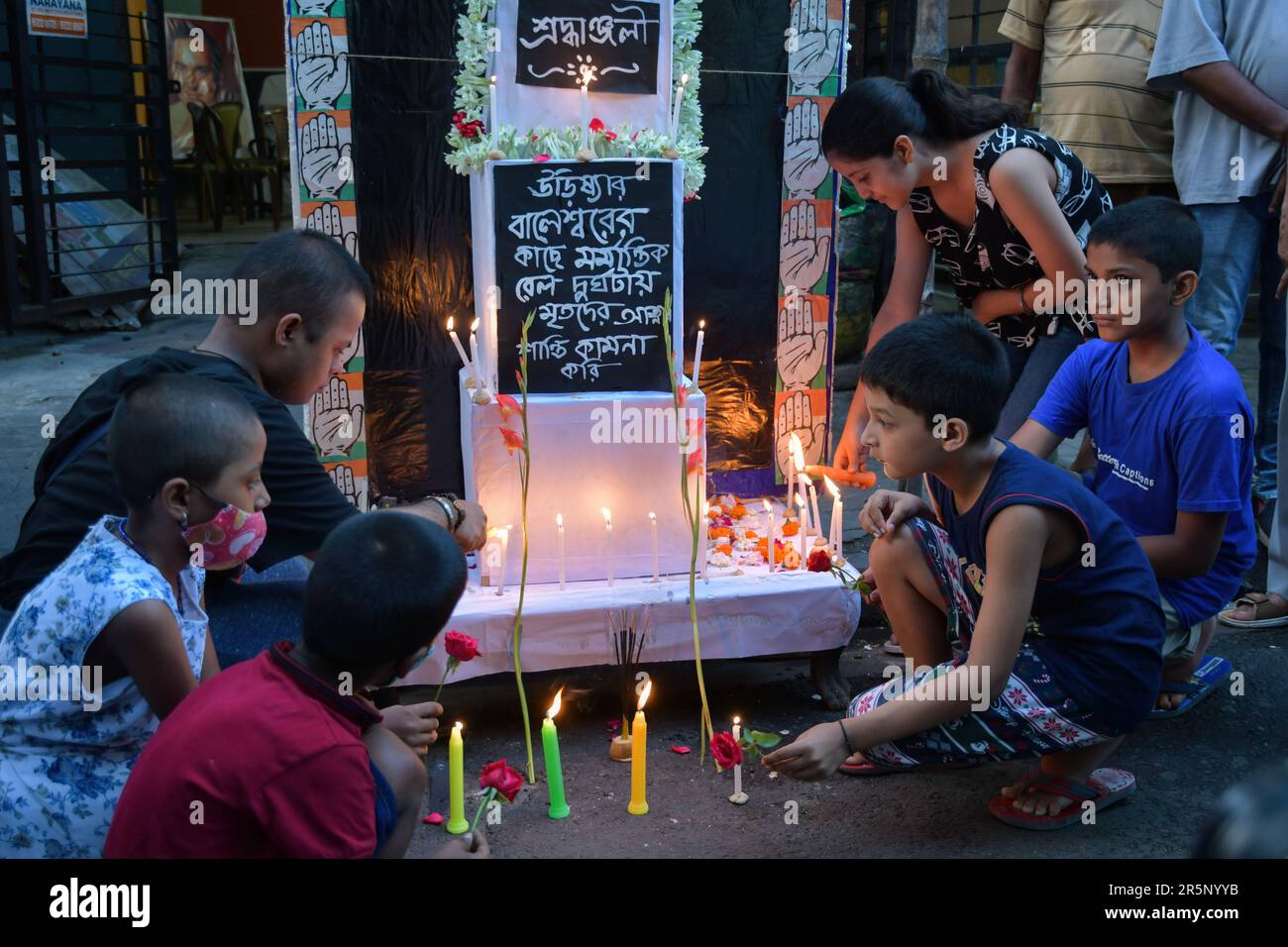 Kolkata, India. 04th June, 2023. Children pay tribute to the people who died in the train accident in Odisha's Balasore district. In a horrific accident around 300 people died and over 1000 got injured in Shalimar-Chennai Central Coromandel Express, Bengaluru-Howrah Superfast Express and a goods train triple train collision in Odisha's Balasore district. (Photo by Dipayan Bose/SOPA images/Sipa USA) Credit: Sipa USA/Alamy Live News Stock Photo