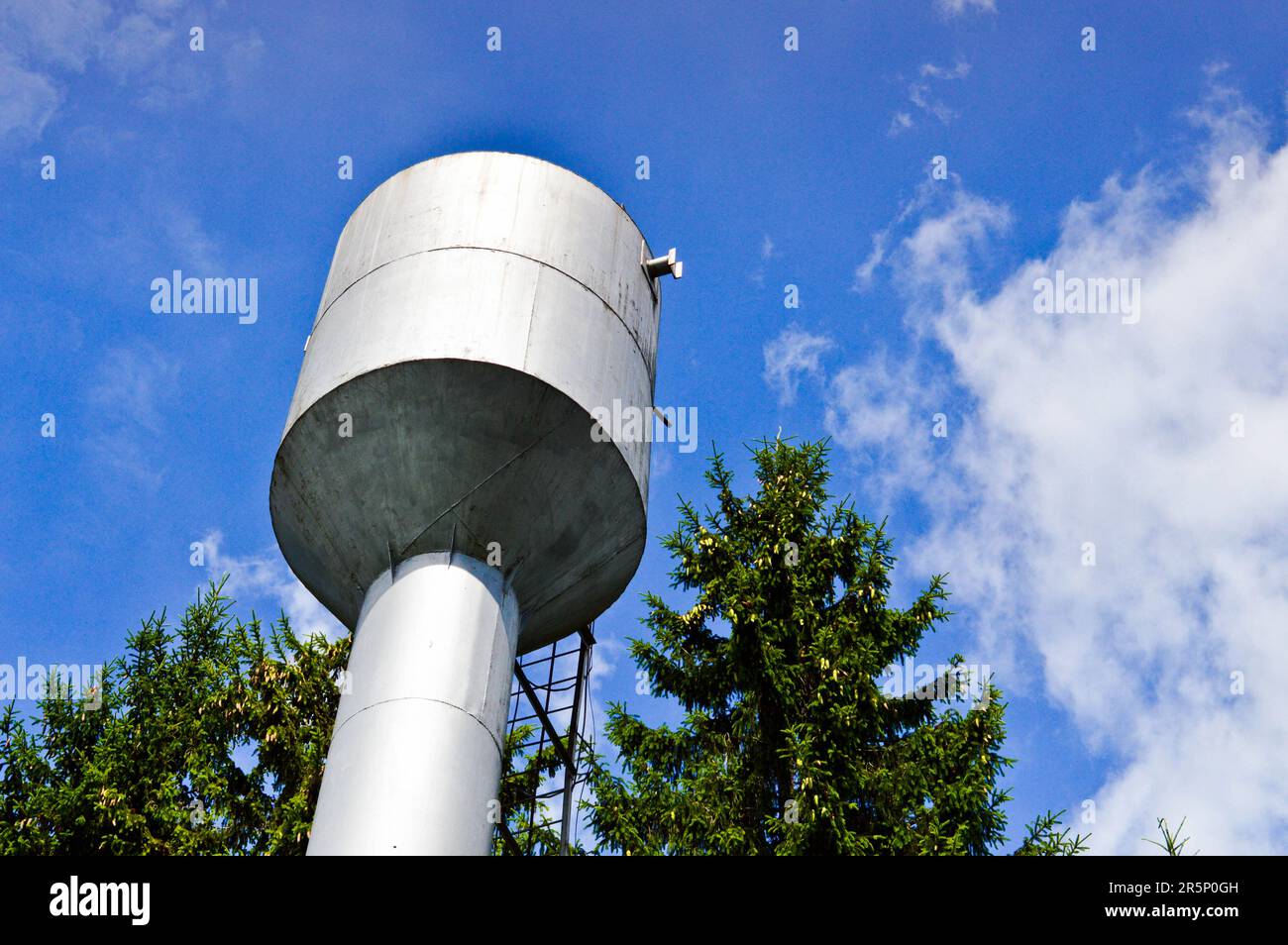 Rooftop water storage tower hi-res stock photography and images - Alamy