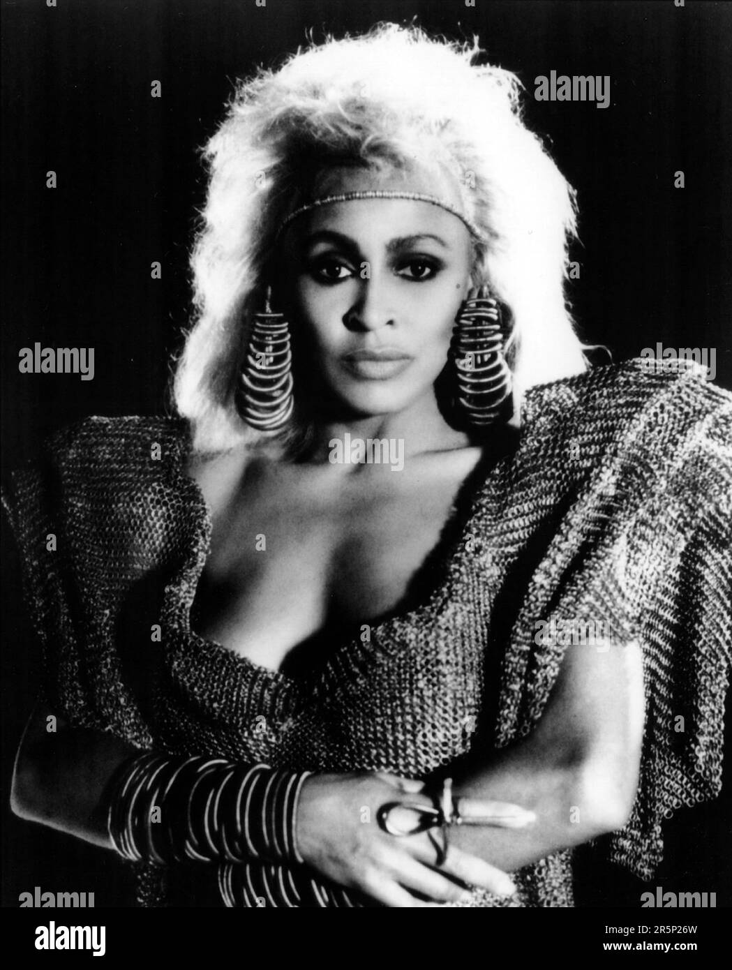 TINA TURNER in MAD MAX III: BEYOND THUNDERDOME (1985), directed by GEORGE MILLER. Credit: WARNER BROTHERS / Album Stock Photo
