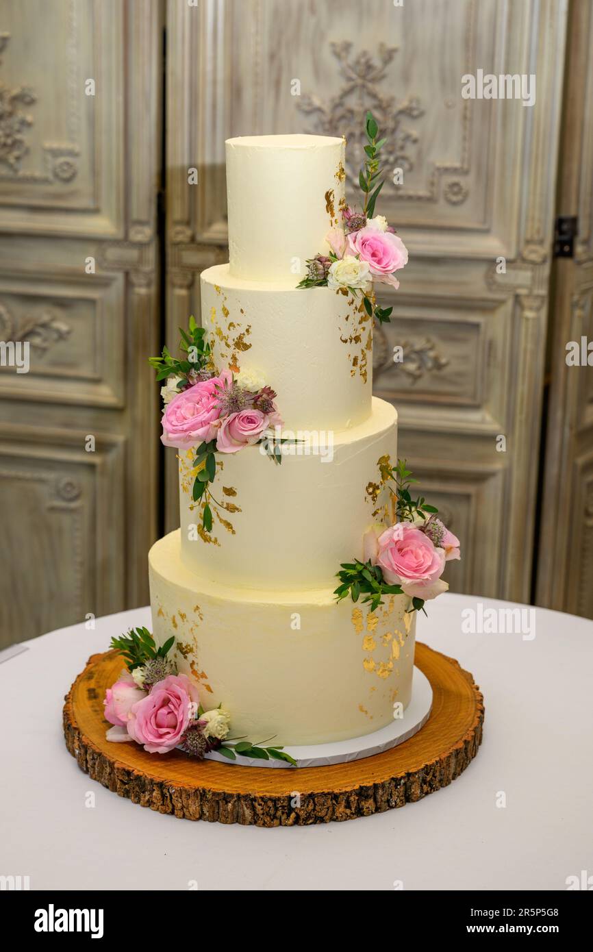 Ornate gold leaf table hi-res stock photography and images - Alamy