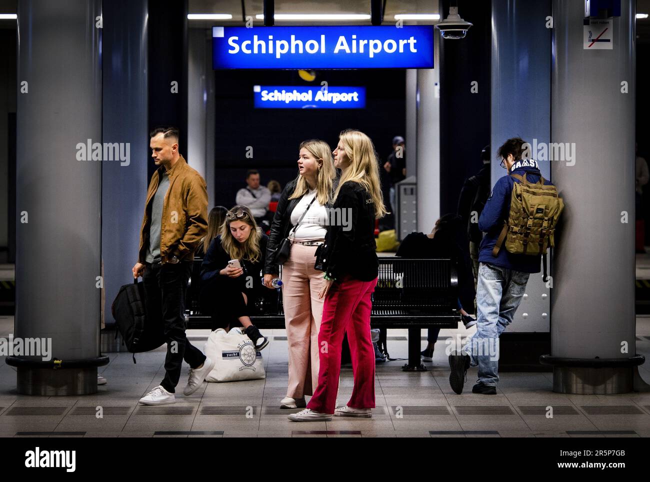 SCHIPHOL - Travelers at Schiphol Airport are waiting in vain for a train to  Amsterdam Central station. Due to a malfunction at the traffic control post  in Amsterdam, no train traffic is