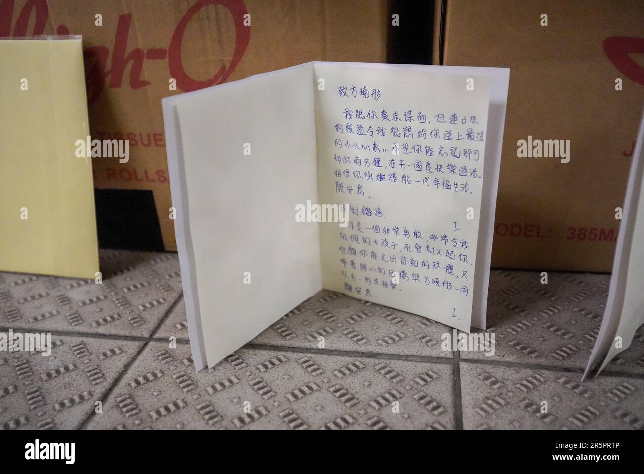 Hong Kong, China. 6th Apr, 2023. People write paragraphs to mourn the