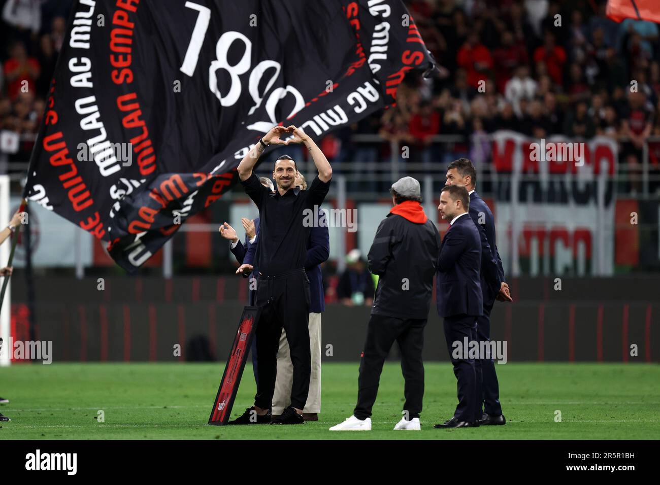 Pictured: Olivier Giroud models AC Milan 2023-24 home kit - Sports Mole