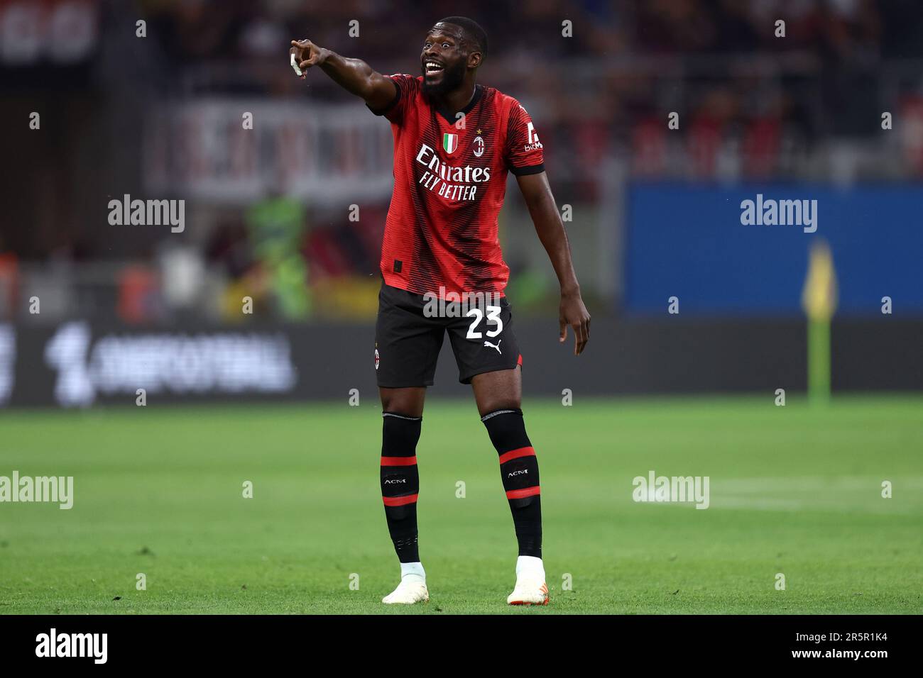 Carte à Collectionner Unique Fikayo Tomori /15 - Patch AC Milan Et Angleterre - Futera 2023/24