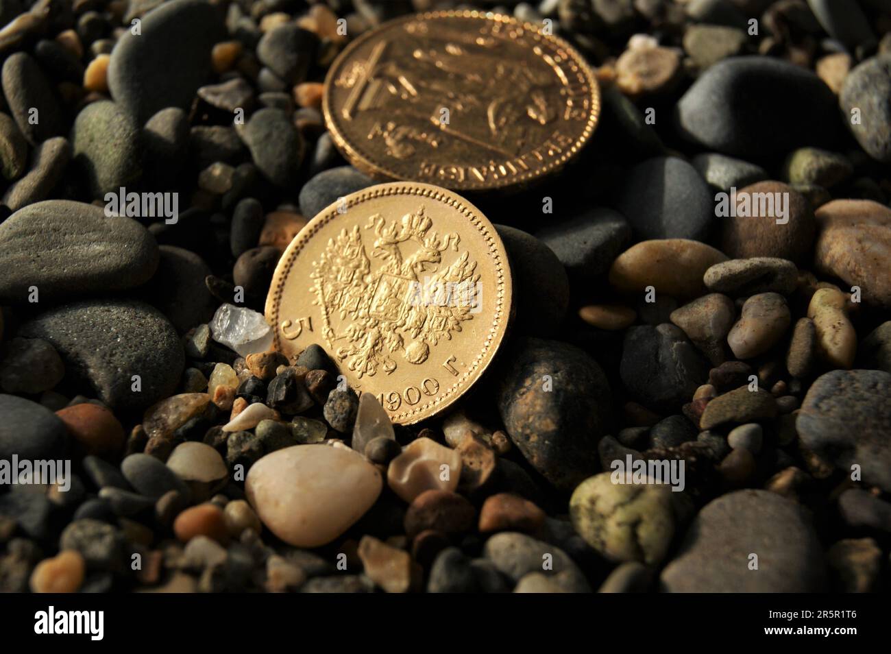 Old gold coins hi-res stock photography and images - Alamy