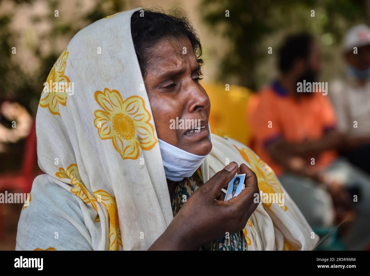 Bhubaneswar, Indian state Odisha. 5th June, 2023. A woman holds a picture of her son, who died in Friday's train accident, at the All India Institute of Medical Sciences (AIIMS) in Bhubaneswar, capital of eastern Indian state Odisha, June 5, 2023. Two passenger trains crashed into a stationary goods train in the Balasore district of Odisha on Friday evening, claiming 275 human lives. Credit: Javed Dar/Xinhua/Alamy Live News Stock Photo
