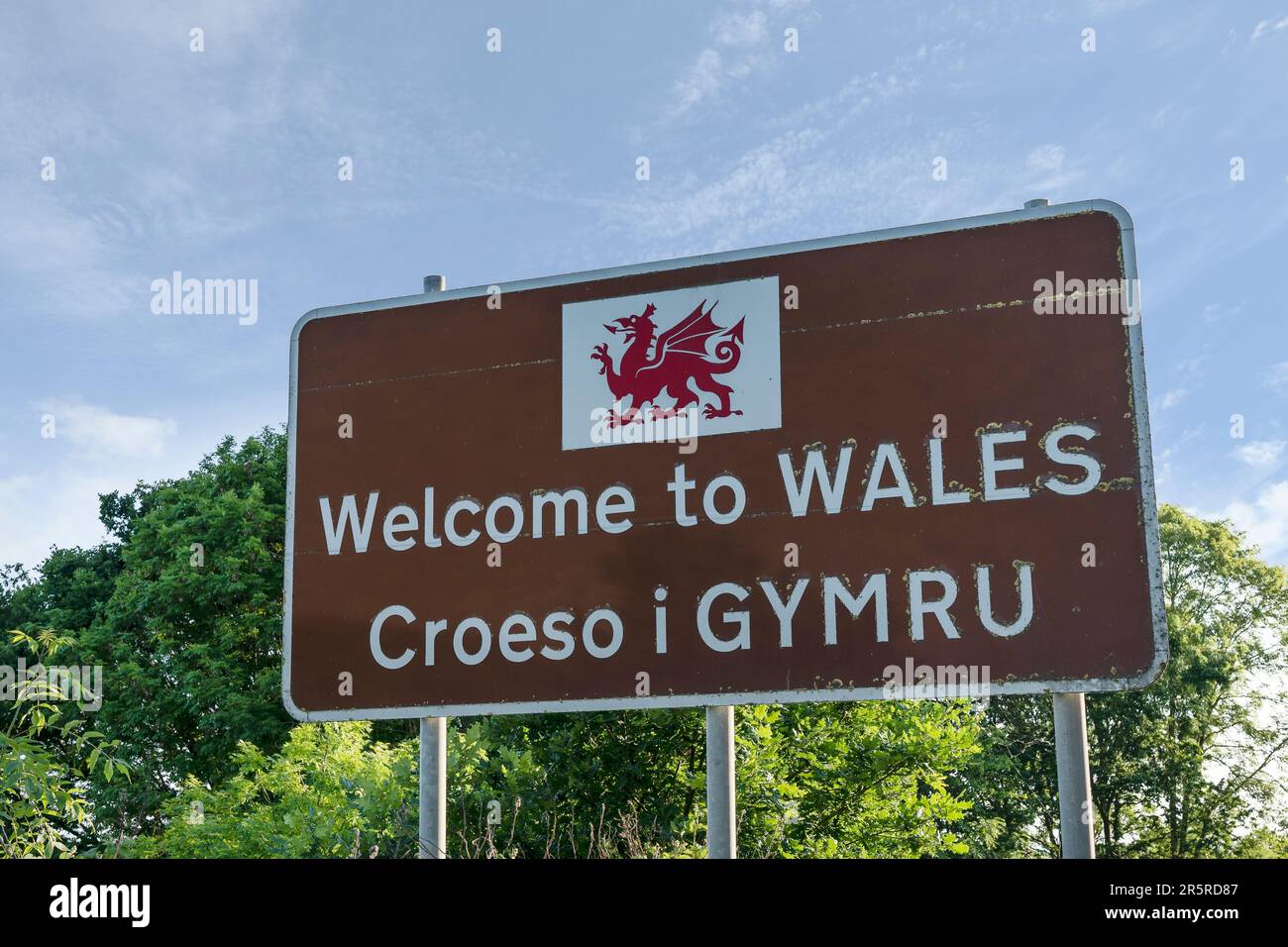 A Welcome to Wales sign alongside the A534 road as it crosses the border from England to Wales at Farndon and Holt between England and Wales Stock Photo