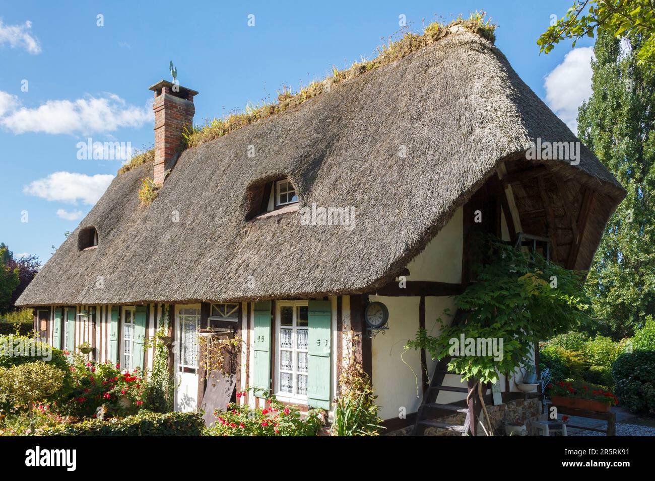 France, Eure, Saint-Sulpice-de-Grimbouville, Risle valley, Route des Chaumières loop, near Pont-Audemer, half-timbered town hall and thatched roof Stock Photo