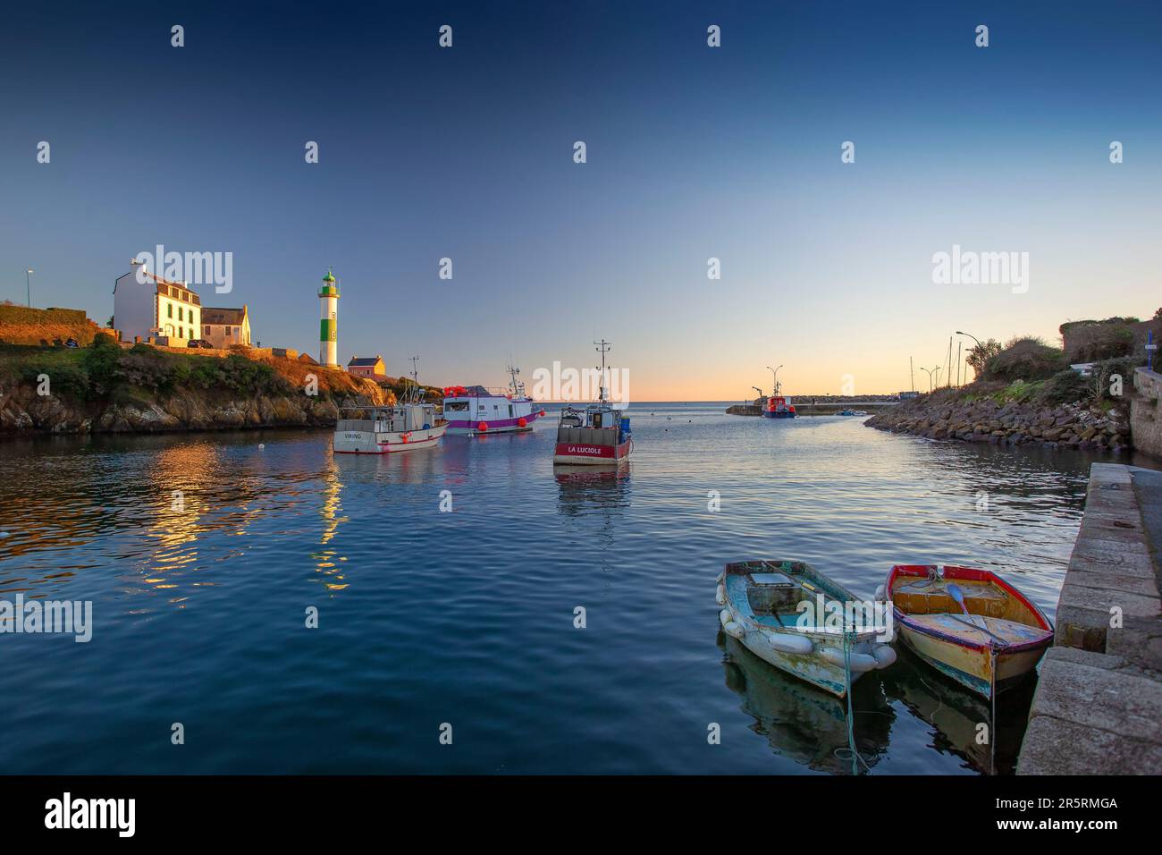 France, Finistere, Clohars Carnoet, fishing boats in front of the downstream lighthouse of Doelan, small typical port of southern Finistere Stock Photo