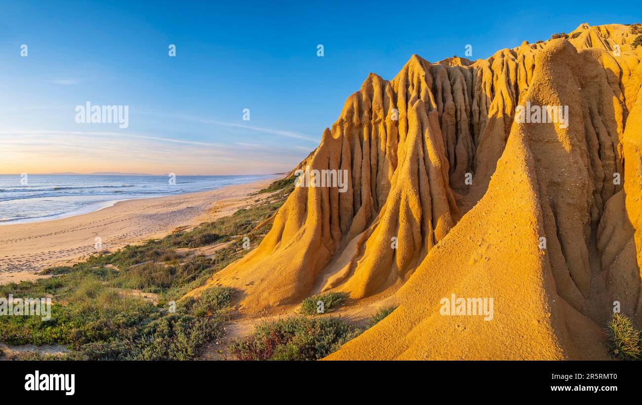 Portugal, Alentejo region, Melides, ochre cliffs overlooking Galé