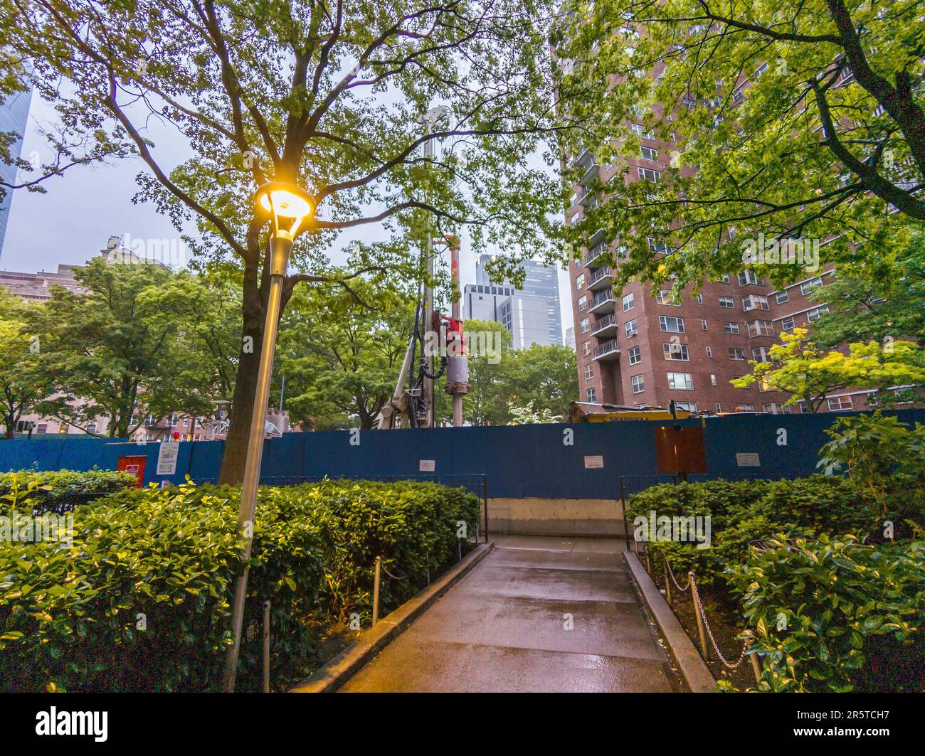 Pathway in the rain in the affordable housing Penn South apartment cooperative’s campus in the Chelsea neighborhood of New York on Wednesday, May 24, 2023. (© Richard B. Levine) Stock Photo