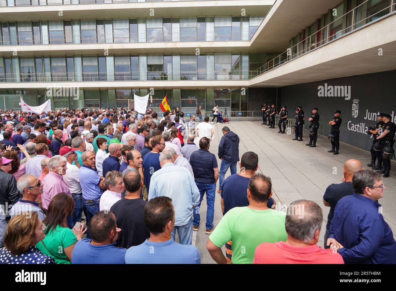 Dozens of demonstrators force their way into the Territorial Delegation of the Junta de Castilla