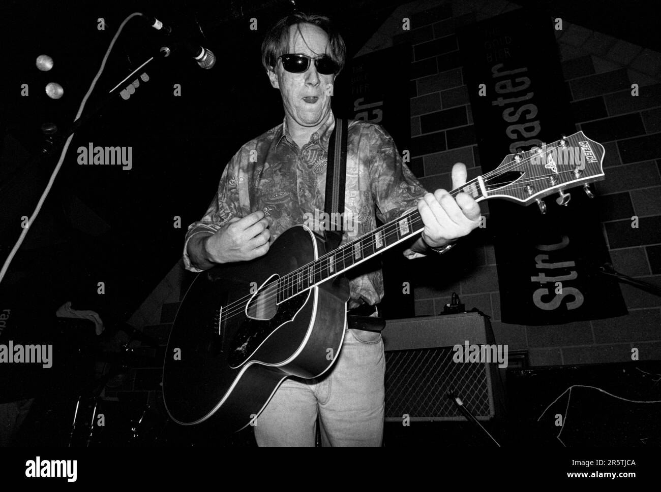 Dave Couse of Irish band A House playing live at Cardiff University on 10 October 1992. Photograph: Rob Watkins Stock Photo