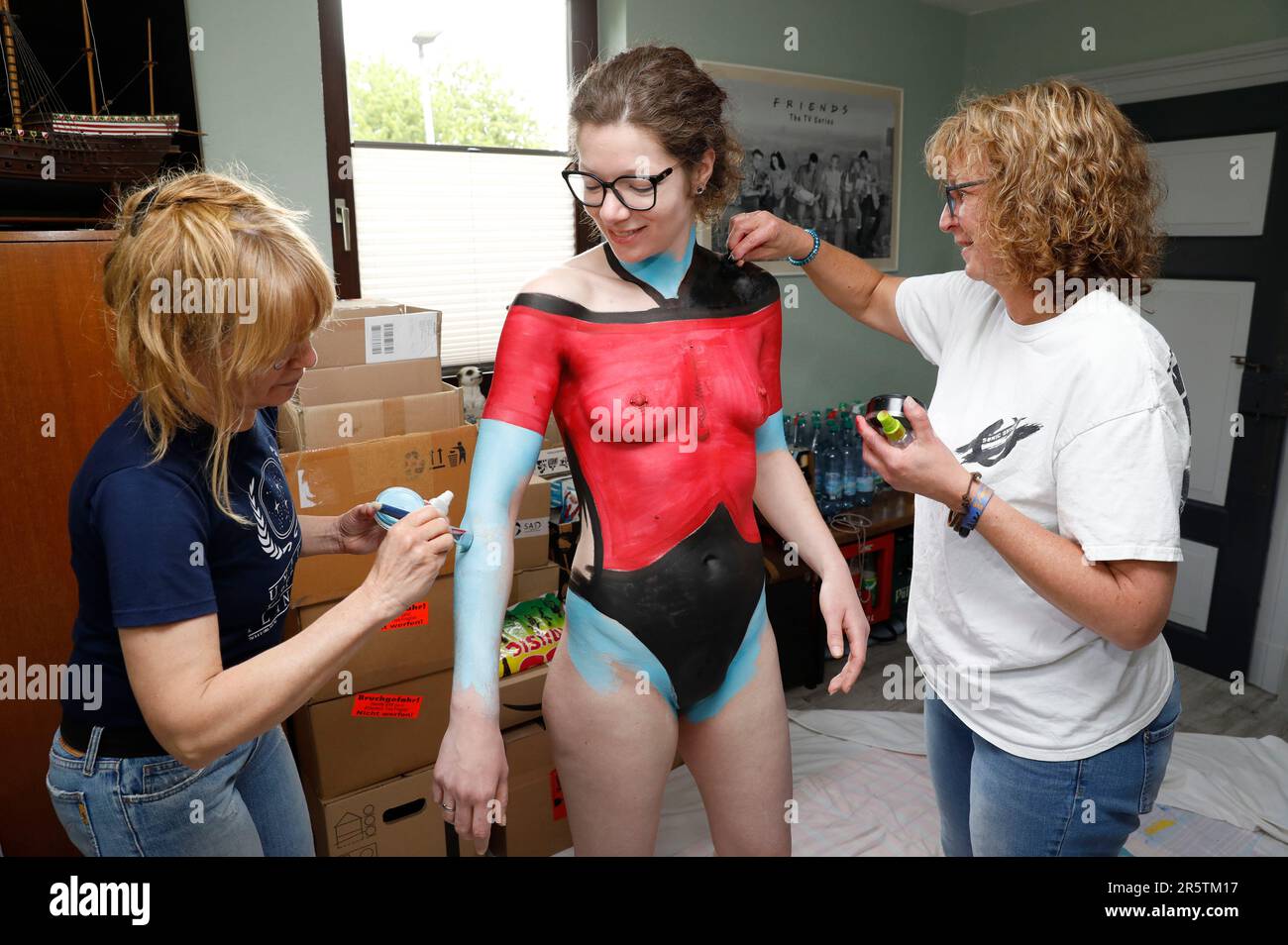 GEEK ART - Bodypainting and Transformaking: Bodypainting-assistants Claudia Jungesbluth and Maria Skupin and model Julia preparing for the Star Trek photoshooting at Flentjenburg in Springe on June 04, 2023 - A project by photographer Tschiponnique Skupin and bodypainter Enrico Lein Stock Photo