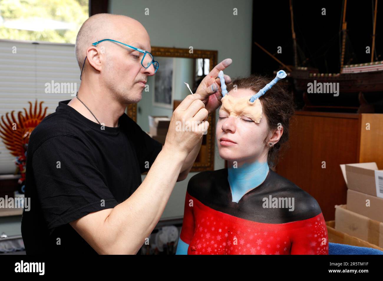 GEEK ART - Bodypainting and Transformaking: Bodypainter Enrico Lein and model Julia preparing for the Star Trek photoshooting at Flentjenburg in Springe on June 04, 2023 - A project by photographer Tschiponnique Skupin and bodypainter Enrico Lein Stock Photo