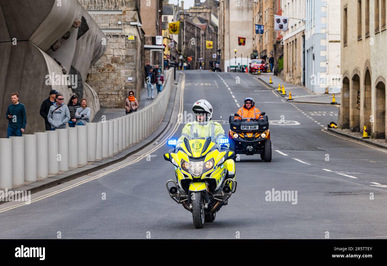 Police motorbike outrider and quadbike leading Edinburgh Marathon 2023, Canongate, Royal Mile, Scotland, UK Stock Photo